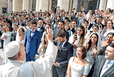 Papa Francesco benedice coppie di sposi