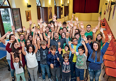 Don Alessandro Amapani con i ragazzi della parrocchia di Santa Maria della Consolazione, ad Altamura.