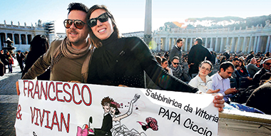 Una coppia in piazza San Pietro