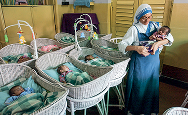 Neonati alla Casa dei bambini, fondata da Madre Teresa a Calcutta nel 1955.