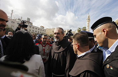 Mons. Pizzaballa a Betlemme davanti alla chiesa della Natività,