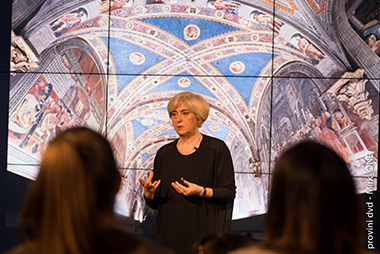 Mariella Carlotti durante una conferenza.