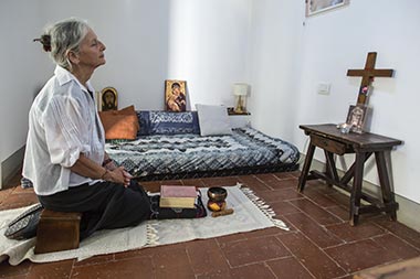 Antonella Lumini in preghiera nella sua casa.