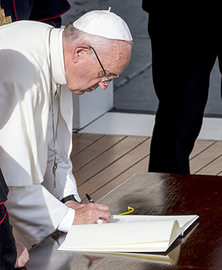 Papa Francesco firma il documento Misericordia et misera