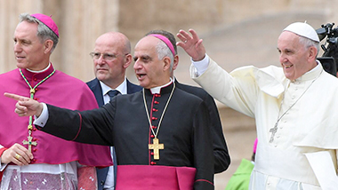 Monsignor Rino Fisichella con Papa Francesco