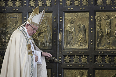 Papa Francesco chiude la Porta santa della Basilica di San Pietro