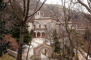 Il monastero camaldolese di Fonte Avellana nel cuore dell’Appennino