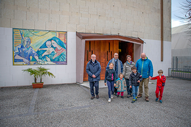 La famiglia Di Giovine con il parroco di San Martino a Bollate, don Maurizio Pessina, e il sacerdote suo collaboratore, don Walter Larghi