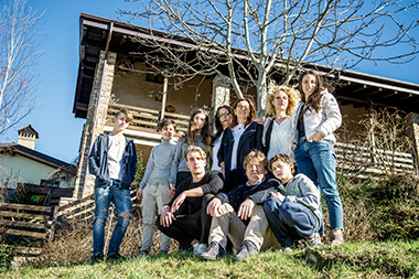 Dotti e la “famiglia allargata”, con cui vive in una cascina della Bergamasca.