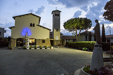 Il sagrato del santuario Madonnina delle lacrime.