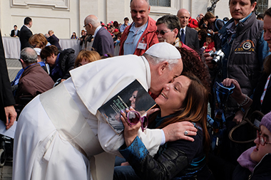 L’abbraccio di Antonella Ferrari con Papa Francesco
