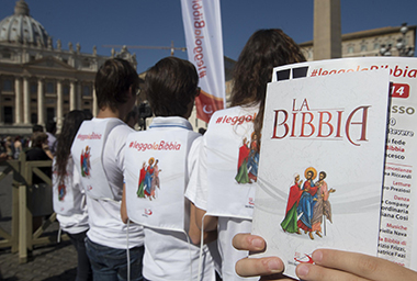 Distribuzione di copie della Bibbia in piazza San Pietro