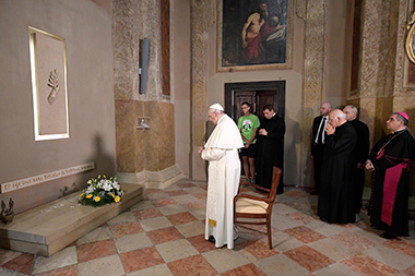 Il Papa prega sulla tomba di don Mazzolari