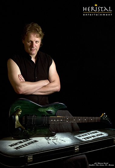 Michael Mellner ritratto con la sua inseparabile chitarra