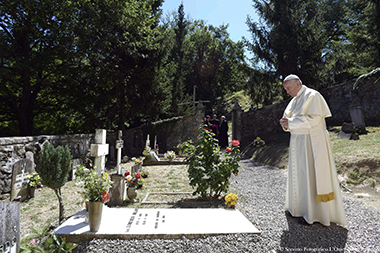 Il Papa prega sulla tomba di don Milani