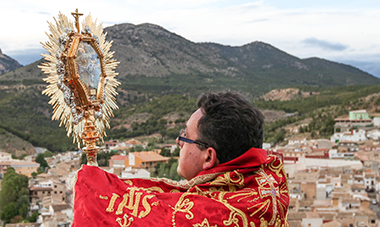 Un sacerdote impartisce la benedizione solenne sulla città con l’ostensorio che custodisce il reliquiario della vera Croce.