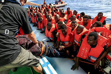 Migranti provenienti dall’Africa soccorsi da un barcone nel Mediterraneo