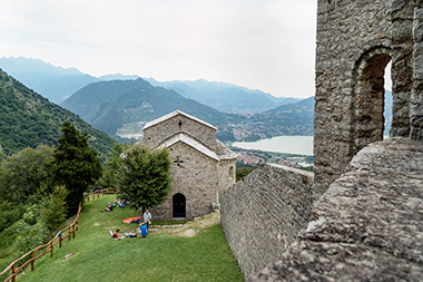 L’oratorio di San Benedetto visto dall’atrio della chiesa di San Pietro