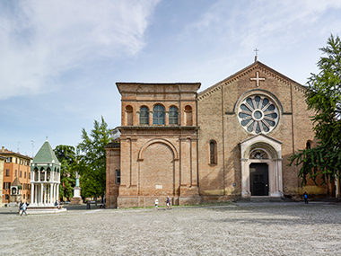 La facciata romanica della basilica di San Domenico