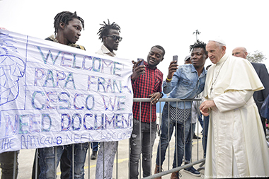La visita di Papa Francesco al centro d’accoglienza per migranti a Bologna.