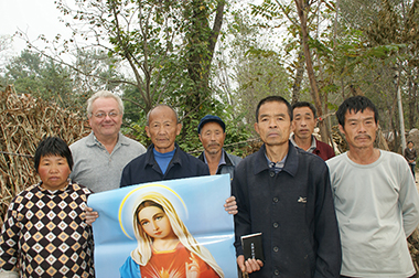 Padre Mella in un villaggio rurale della Cina, assieme a un gruppo di cattolici.