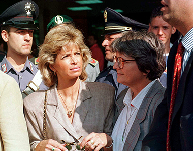 Suor Helen in una foto degli anni Novanta con la moglie di un condannato a morte.