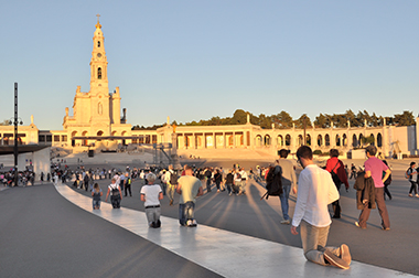 Fatima: pellegrini procedono in ginocchio verso la cappella delle apparizioni