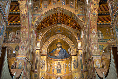 L’interno del duomo è dominato dalla figura di Cristo Pantocratore