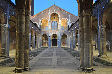 La facciata della Basilica di Sant'Ambrogio a Milano