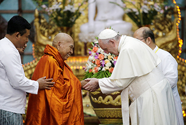 Francesco stringe la mano a Bhaddanta Kumarabhivasma, capo del consiglio supremo dei monaci buddhisti birmani.