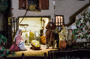 La scena della natività nel presepe all’uncinetto di Cerreto Guidi, in provincia di Firenze.