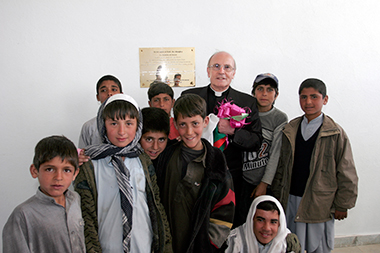 Padre Giuseppe Moretti con i ragazzi della “Scuola di Pace” a Tangi Kalay, vicino a Kabul.