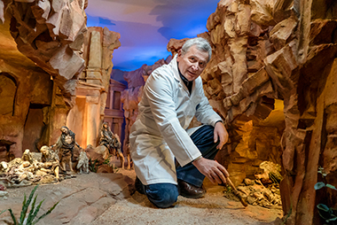 Maurizio Villa, 65 anni, al lavoro nell’allestimento del presepe ambientato a Petra
