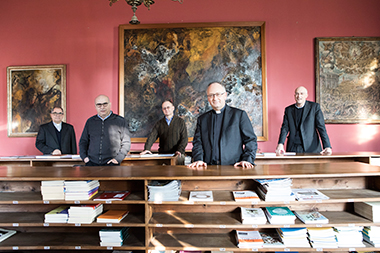Cinque dei sette gesuiti redattori della Civiltà cattolica, la rivista quindicinale della Compagnia di Gesù. In primo piano c’è il direttore, padre Antonio Spadaro