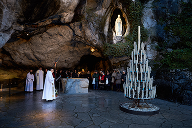 Padre Nicola Ventriglia presiede la celebrazione del Rosario nella grotta di Lourdes.