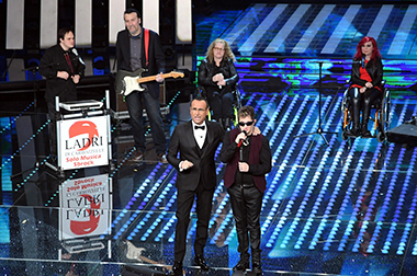 La band sul palco dell’Ariston durante il Festival di Sanremo dello scorso anno.