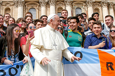 Il Papa in piazza San Pietro con un gruppo di giovani