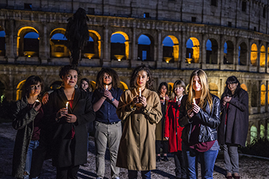 Le ragazze e i ragazzi autori delle meditazioni, davanti al Colosseo dove si svolgerà la Via Crucis con il Papa.