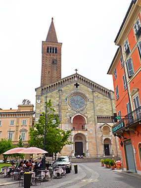 La bella facciata del duomo di Piacenza