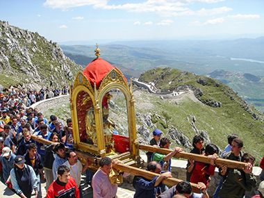 La statua della Madonna nera viene portata a spalle al santuario sulla vetta del monte di Viggiano