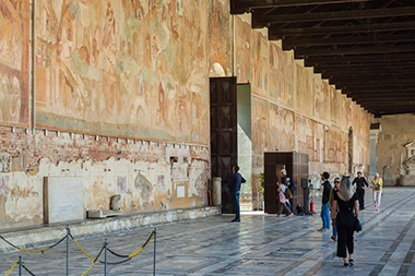 La galleria del Camposanto monumentale alle cui pareti si ammira il ciclo di affreschi