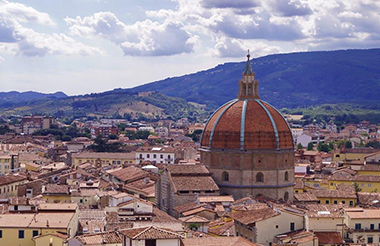La cupola della Madonna dell’Umiltà, imitazione di quella del duomo di Firenze, sovrasta i tetti del centro di Pistoia, come a voler vegliare sulla città.