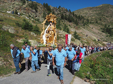 La suggestiva processione che si svolge ogni anno il 26 luglio, ricorrenza di sant’Anna, dal santuario alla roccia dell’apparizione.