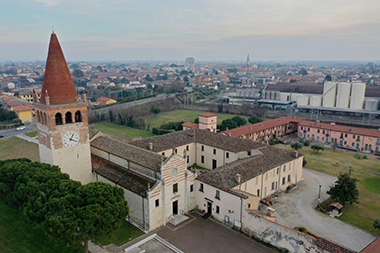 Una vista dall’alto dell’abbazia di San Pietro a Villanova