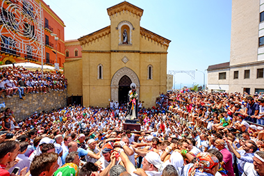 La processione con la statua di san Calogero