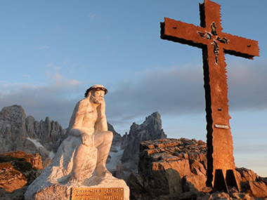 La statua del Cristo pensante, opera di Paolo Lauton, è ricavata da un blocco di marmo di Predazzo