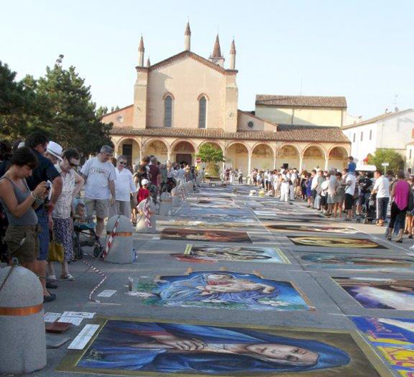 Il raduno nazionale dei Madonnari si svolge ogni anno a Curtatone sul piazzale del santuario