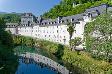 Il convento dove furono fondati i Bétharramiti, affacciato sul corso del fiume Gave