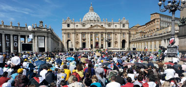 La folla per Giovanni Paolo II: 1Â° maggio 2011: piazza San Pietro gremita per la beatificazione di Wojtyla. Nello stesso momento in Costa Rica Floribeth lo invoca.