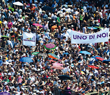 Una manifestazione con gli striscioni di Uno di noi